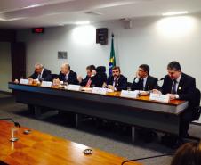 O Secretário de Estado de Infraestrutura e Logística, José Richa Filho, o superintendente dos portos do Paraná, Luiz Henrique Dividino, e o diretor empresarial da Administração dos Portos de Paranaguá e Antonina (Appa), Lourenço Fregonese, participaram, na manhã desta terça-feira, em Brasília, de uma audiência pública no Senado Federal, para discutir os efeitos práticos da nova lei dos portos. 
A audiência foi requerida pela Comissão de Meio Ambiente.