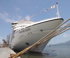 Atracou na manhã desta sexta-feira (15), no Porto de Paranaguá, o navio de passageiros Seabourn Quest. Com 342 tripulantes e quase 500 turistas, o navio norte-americano é de alto luxo e abre oficialmente a temporada de cruzeiros no terminal paranaense