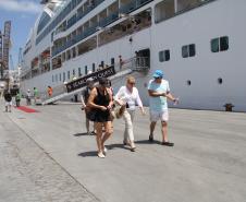 Atracou na manhã desta sexta-feira (15), no Porto de Paranaguá, o navio de passageiros Seabourn Quest. Com 342 tripulantes e quase 500 turistas, o navio norte-americano é de alto luxo e abre oficialmente a temporada de cruzeiros no terminal paranaense