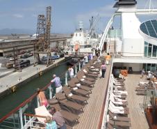 Atracou na manhã desta sexta-feira (15), no Porto de Paranaguá, o navio de passageiros Seabourn Quest. Com 342 tripulantes e quase 500 turistas, o navio norte-americano é de alto luxo e abre oficialmente a temporada de cruzeiros no terminal paranaense