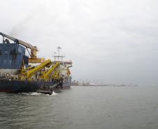 Nessa etapa inicial da obra, as dragas que trabalham são as autotransportadoras do tipo Hopper Xin Hai Niu, com capacidade de 10.000 m³, e a Sucuri, de 600 m³.
