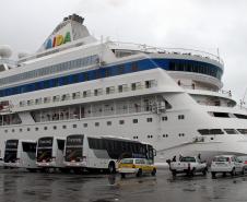 No berço 208, logo em frente ao portão principal do Porto de Paranaguá, o navio fica atracado até a noite, quando segue viagem para Buenos Aires, capital argentina.  A área de circulação das pessoas foi limpa e isolada pela equipe da Appa. 