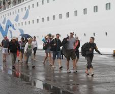 De volta ao Litoral do Paraná, o navio Aida Cara atracou no Porto Paranaguá no final da manhã desta sexta-feira (22). Com mais de 1.500 pessoas a bordo, a embarcação é a terceira de passageiros que o terminal paranaense recebe, este ano; a segunda da temporada oficial de cruzeiros.