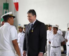 O superintendente dos portos do Paraná, Luiz Henrique Dividino, recebeu na manhã desta quinta-feira (12), em Paranaguá, a medalha de Amigo da Marinha, concedida pela Capitania dos Portos do Paraná. A condecoração foi entregue pelo Capitão-de-Mar-e-Guerra, Francisco Dantas de Almeida Filho, durante a cerimônia alusiva ao Dia do Marinheiro. 