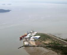 A movimentação dos Portos de Paranaguá e Antonina já superou o total de todo ano passado. Até a primeira quinzena de dezembro, em 2013, foram importadas e exportadas 44,7 milhões de toneladas de cargas. O balanço parcial foi divulgado, esta semana, pela Administração dos Portos de Paranaguá e Antonina (Appa).