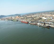 A movimentação dos Portos de Paranaguá e Antonina já superou o total de todo ano passado. Até a primeira quinzena de dezembro, em 2013, foram importadas e exportadas 44,7 milhões de toneladas de cargas. O balanço parcial foi divulgado, esta semana, pela Administração dos Portos de Paranaguá e Antonina (Appa).

