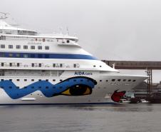 No próximo domingo, dia 22, o navio Aida Cara volta a atracar no Porto Paranaguá. Com 1.083 passageiros e 396 tripulantes, a embarcação de cruzeiros permanece no Litoral Paranaense durante todo o dia. Esta é a última parada turística de 2013. Para 2014, novas paradas estão programadas para janeiro, fevereiro e março. Além do Aida Cara, outros dois navios visitam a costa paranaense: o Bremen (que ficará ao largo, na Ilha do Mel) e o Sea Explorer (que também atracará no Porto).
 
