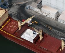 Considerando apenas a movimentação do Porto de Antonina, que tem os fertilizantes como principais produtos, foram mais de 1,5 milhão de toneladas em 2013. O crescimento registrado no porto vizinho foi de 25% em comparação com 2012. Durante todo o ano passado, Antonina porto recebeu 105 navios. Em 2012, foram 93.