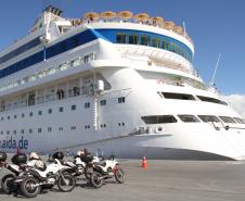 Nesta sexta-feira (17), o navio de cruzeiros alemão Aida Cara voltou a atracar no Porto de Paranaguá. Em terceira passagem, nesta temporada, a embarcação trouxe ao Litoral do Estado 1.511 pessoas, entre tripulantes e passageiros. Esta é a primeira parada turística de 2014. 