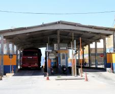  O Porto de Paranaguá irá duplicar aos acessos ao cais comercial, com o início das obras para a construção de duas novas portarias e a reforma do Portão Principal do porto,nos próximos dias. Com isso, as portarias de acesso terão 12 balanças rodoviárias, o dobro do que existe atualmente. Serão investidos R$ 4,7 milhões em recursos próprios da Administração dos Portos de Paranaguá e Antonina (Appa) para a realização das obras. 