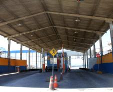  O Porto de Paranaguá irá duplicar aos acessos ao cais comercial, com o início das obras para a construção de duas novas portarias e a reforma do Portão Principal do porto,nos próximos dias. Com isso, as portarias de acesso terão 12 balanças rodoviárias, o dobro do que existe atualmente. Serão investidos R$ 4,7 milhões em recursos próprios da Administração dos Portos de Paranaguá e Antonina (Appa) para a realização das obras. 