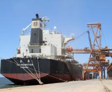 Um navio  começou a carregar no último final de semana e já zarpou. Outros dois carregam desde segunda-feira (27). As  embarcações operam no Corredor de Exportação e devem receber, em média, 60 mil toneladas do grão, cada.