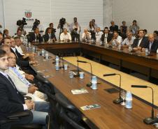 O governador Beto Richa lançou nesta terça-feira (11), em Curitiba, a Operação Safra 2014, uma ampla campanha de comunicação direcionada a exportadores e caminhoneiros, que tem por objetivo garantir o bom escoamento da safra de grãos, sem a formação de filas nos acessos ao Porto de Paranaguá