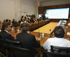 O governador Beto Richa lançou nesta terça-feira (11), em Curitiba, a Operação Safra 2014, uma ampla campanha de comunicação direcionada a exportadores e caminhoneiros, que tem por objetivo garantir o bom escoamento da safra de grãos, sem a formação de filas nos acessos ao Porto de Paranaguá
