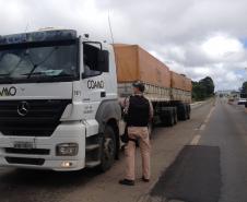 Caminhoneiros que desciam carregados com grãos rumo ao Porto de Paranaguá foram abordados por guardas portuários e policiais rodoviários federais na manhã desta quarta-feira (19), na BR 277. A abordagem foi feita no posto Wanser, da PRF, e foi a primeira blitz educativa da Operação deste ano. 