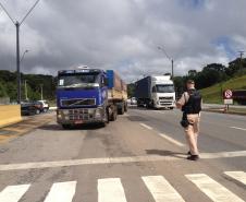 Caminhoneiros que desciam carregados com grãos rumo ao Porto de Paranaguá foram abordados por guardas portuários e policiais rodoviários federais na manhã desta quarta-feira (19), na BR 277. A abordagem foi feita no posto Wanser, da PRF, e foi a primeira blitz educativa da Operação deste ano. 