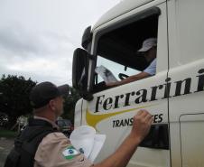 A segunda blitz da Operação Safra 2014, da Administração dos Portos de Paranaguá e Antonina (Appa), foi realizada nesta quinta-feira (26), na região dos Campos Gerais. No Posto Furnas, da Polícia Rodoviária Federal (PRF), na BR 376 (Rodovia do Café), em Ponta Grossa, os caminhoneiros receberam informações sobre as regras de descarga no Porto de Paranaguá e dicas para o correto acondicionamento da carga e limpeza dos caminhões, após o processo.