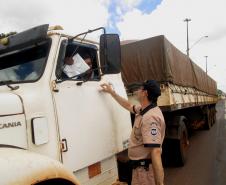 Nesta quinta-feira (13), a blitz educativa da Operação Safra 2014, da Administração dos Portos de Paranaguá e Antonina (Appa), foi realizada na região Oeste do Paraná. Em Cascavel, os caminhoneiros que passavam pelo posto da Polícia Rodoviária Federal (PRF), no quilômetro 580 da BR 277, sentido Curitiba, receberam informações sobre as regras de descarga no Porto de Paranaguá e sobre os procedimentos corretos para a limpeza do caminhão e das vias. 