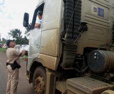 Nesta quinta-feira (13), a blitz educativa da Operação Safra 2014, da Administração dos Portos de Paranaguá e Antonina (Appa), foi realizada na região Oeste do Paraná. Em Cascavel, os caminhoneiros que passavam pelo posto da Polícia Rodoviária Federal (PRF), no quilômetro 580 da BR 277, sentido Curitiba, receberam informações sobre as regras de descarga no Porto de Paranaguá e sobre os procedimentos corretos para a limpeza do caminhão e das vias. 