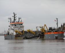 Desde a última quarta-feira (12), a draga Elbe, com capacidade de 2,8 mil metros cúbicos, está dragando os berços de atracação do Porto de Paranaguá. Esta semana, a obra está nos berços 209 (no centro) até o final do TCP (217). Em seguida, o equipamento vai trabalhar nos berços 208 ao 201.