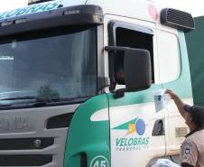 No dia em que comemora o 79º aniversário, o Porto de Paranaguá celebra, também, a produtividade e o desempenho alcançados nesses dois primeiros meses do ano. Para marcar a data, a Administração dos Portos de Paranaguá e Antonina (Appa) realizou uma blitz da Operação Safra 2014, junto aos caminhoneiros no Pátio Público de Triagem. 