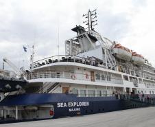 Um dia antes do fim do Verão, fechando a temporada de cruzeiros 2013/14, o navio o Sea Explorer (Marujo) atracou nesta quarta-feira (19), por volta das 7h30, no Porto de Paranaguá. Os cerca de 90 passageiros, a maioria norte americanos com mais de 60 anos, aproveitam a parada turística - de 12 horas - para visitar Curitiba. 