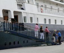 Um dia antes do fim do Verão, fechando a temporada de cruzeiros 2013/14, o navio o Sea Explorer (Marujo) atracou nesta quarta-feira (19), por volta das 7h30, no Porto de Paranaguá. Os cerca de 90 passageiros, a maioria norte americanos com mais de 60 anos, aproveitam a parada turística - de 12 horas - para visitar Curitiba. 
