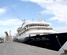 Um dia antes do fim do Verão, fechando a temporada de cruzeiros 2013/14, o navio o Sea Explorer (Marujo) atracou nesta quarta-feira (19), por volta das 7h30, no Porto de Paranaguá. Os cerca de 90 passageiros, a maioria norte americanos com mais de 60 anos, aproveitam a parada turística - de 12 horas - para visitar Curitiba. 