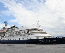 Um dia antes do fim do Verão, fechando a temporada de cruzeiros 2013/14, o navio o Sea Explorer (Marujo) atracou nesta quarta-feira (19), por volta das 7h30, no Porto de Paranaguá. Os cerca de 90 passageiros, a maioria norte americanos com mais de 60 anos, aproveitam a parada turística - de 12 horas - para visitar Curitiba. 