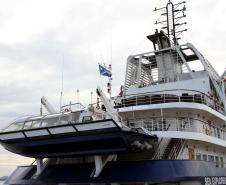 Um dia antes do fim do Verão, fechando a temporada de cruzeiros 2013/14, o navio o Sea Explorer (Marujo) atracou nesta quarta-feira (19), por volta das 7h30, no Porto de Paranaguá. Os cerca de 90 passageiros, a maioria norte americanos com mais de 60 anos, aproveitam a parada turística - de 12 horas - para visitar Curitiba. 