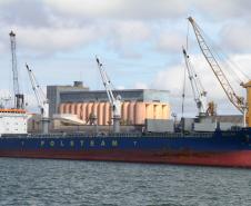 Melhorias operacionais e logísticas permitiram que o tempo de espera dos navios diminuísse, além de agilizar a descarga dos produtos. Estudo realizado pelo Sindiadubos comparou as multas pagas pelo setor em 2012 e 2013.