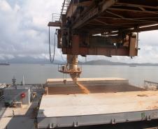 Apenas da soja em grão, no primeiro trimestre, foram exportados 2,5 milhões de toneladas, volume 144% maior que o registrado no período, no ano passado. Já de farelo, foram  835,2 mil toneladas exportadas e, de milho, pouco mais de 500 mil.
