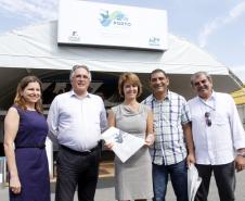A secretária de estado da família, Fernanda Richa, fez a entrega nesta quinta-feira (08), em Paranaguá, de um carro doado pelos organizadores da Exposafra para a Pastoral Rodoviária de Paranaguá. A ação já é tradição do evento, que sempre doa um veículo para ajudar nos trabalhos sociais desenvolvidos pela entidade