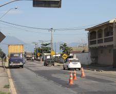 O Departamento de Estradas de Rodagem (DER), órgão ligado à Secretaria de Infraestrutura e Logística do Governo do Paraná (SEIL), acaba de finalizar o projeto recuperação do pavimento de concreto, readequação do sistema de drenagem e ciclovia da Av. Bento Rocha. Orçado em cerca de R$ 15 milhões, o projeto já está pronto para ser licitado. No entanto, espera liberação de recursos do governo federal, que virão do Proinvest e do BNDES, para ser iniciado.