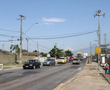 O Departamento de Estradas de Rodagem (DER), órgão ligado à Secretaria de Infraestrutura e Logística do Governo do Paraná (SEIL), acaba de finalizar o projeto recuperação do pavimento de concreto, readequação do sistema de drenagem e ciclovia da Av. Bento Rocha. Orçado em cerca de R$ 15 milhões, o projeto já está pronto para ser licitado. No entanto, espera liberação de recursos do governo federal, que virão do Proinvest e do BNDES, para ser iniciado.