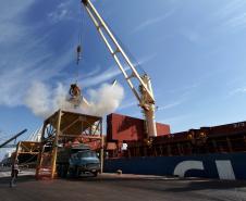 A Appa registrou ontem (21) a maior movimentação de fertilizantes em um único dia no cais comercial do Porto de Paranaguá. Foram 34 mil toneladas de produtos desembarcados em 24 horas, a melhor marca registrada nos últimos anos.