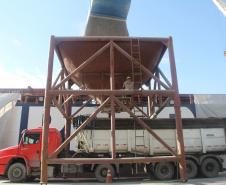 A Administração dos Portos de Paranaguá e Antonina (Appa) registrou ontem (21) a maior movimentação de fertilizantes em um único dia no cais comercial do Porto de Paranaguá. Foram 34 mil toneladas de produtos desembarcados em 24 horas, a melhor marca registrada nos últimos anos.