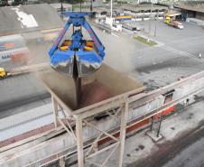 A Administração dos Portos de Paranaguá e Antonina (Appa) registrou ontem (21) a maior movimentação de fertilizantes em um único dia no cais comercial do Porto de Paranaguá. Foram 34 mil toneladas de produtos desembarcados em 24 horas, a melhor marca registrada nos últimos anos.