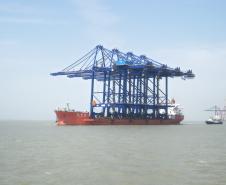 Navio com os portêineres saindo da China