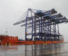 Atracou na tarde desta sexta-feira (23), no Porto de Paranaguá, o navio que trouxe os quatro portêineres de última geração que serão instalados no novo cais de atracação do Terminal de Contêineres. As estruturas vieram montadas e prontas para o uso, medindo cerca de 75 metros de altura. 