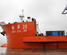 Atracou na tarde desta sexta-feira (23), no Porto de Paranaguá, o navio que trouxe os quatro portêineres de última geração que serão instalados no novo cais de atracação do Terminal de Contêineres. As estruturas vieram montadas e prontas para o uso, medindo cerca de 75 metros de altura. 