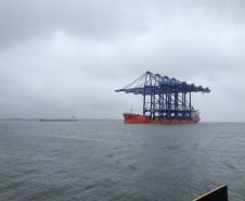 Atracou na tarde desta sexta-feira (23), no Porto de Paranaguá, o navio que trouxe os quatro portêineres de última geração que serão instalados no novo cais de atracação do Terminal de Contêineres. As estruturas vieram montadas e prontas para o uso, medindo cerca de 75 metros de altura. 