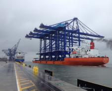 Atracou na tarde desta sexta-feira (23), no Porto de Paranaguá, o navio que trouxe os quatro portêineres de última geração que serão instalados no novo cais de atracação do Terminal de Contêineres. As estruturas vieram montadas e prontas para o uso, medindo cerca de 75 metros de altura. 
