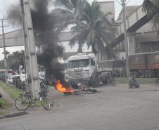 Uma manifestação organizada pelas redes sociais obstruiu totalmente a BR 277 próxima ao Porto de Paranaguá. Motoristas de caminhão autônomos e ligados a cooperativas e sindicatos fizeram um protesto queimando pneus em função das multas emitidas pela Guarda Municipal de Paranaguá.