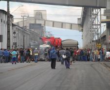 Uma manifestação organizada pelas redes sociais obstruiu totalmente a BR 277 próxima ao Porto de Paranaguá. Motoristas de caminhão autônomos e ligados a cooperativas e sindicatos fizeram um protesto queimando pneus em função das multas emitidas pela Guarda Municipal de Paranaguá.
