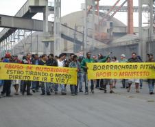 Uma manifestação organizada pelas redes sociais obstruiu totalmente a BR 277 próxima ao Porto de Paranaguá. Motoristas de caminhão autônomos e ligados a cooperativas e sindicatos fizeram um protesto queimando pneus em função das multas emitidas pela Guarda Municipal de Paranaguá.