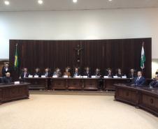 Os ministros do Supremo Tribunal de Justiça (STF) Paulo Dias de Moura Ribeiro, Marco Aurélio Mello, Fátima Nancy Andrighi, João Otávio Noronha, Luis Felipe Salomão e Enrique Ricardo Lewandowski participam neste sábado (31), em Curitiba, do seminário "Portos: um desfio histórico", promovido pela Escola da Magistratura do Paraná. O objetivo do encontro é discutir a nova lei dos portos que, na próxima semana, completa um ano de vigência.