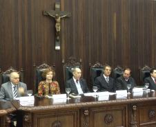 Os ministros do Supremo Tribunal de Justiça (STF) Paulo Dias de Moura Ribeiro, Marco Aurélio Mello, Fátima Nancy Andrighi, João Otávio Noronha, Luis Felipe Salomão e Enrique Ricardo Lewandowski participam neste sábado (31), em Curitiba, do seminário "Portos: um desfio histórico", promovido pela Escola da Magistratura do Paraná. O objetivo do encontro é discutir a nova lei dos portos que, na próxima semana, completa um ano de vigência.