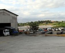 As empresas operadoras de granéis de exportação e importação do Porto de Paranaguá estão cada vez mais empenhadas para a organização do fluxo dos caminhões. Visando melhorar a qualidade de vida da população e reduzir os impactos da atividade na cidade, novos pátios estão sendo criados, para os dois segmentos. (Na foto pátio de caminhões da Fortesolo)
