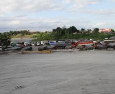As empresas operadoras de granéis de exportação e importação do Porto de Paranaguá estão cada vez mais empenhadas para a organização do fluxo dos caminhões. Visando melhorar a qualidade de vida da população e reduzir os impactos da atividade na cidade, novos pátios estão sendo criados, para os dois segmentos. (Na foto pátio de caminhões da Fortesolo)
